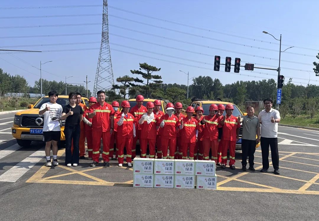 致敬高溫下的“公路守護(hù)者” ——河南廣播電視臺(tái)到我公司S312線管養(yǎng)路段開展“夏日送清涼”特別直播活動(dòng)